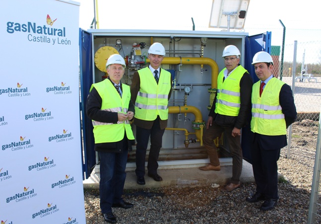 El delegado territorial de la Junta de Castilla y León en Palencia, Luis Domingo González Núñez, el director general de Energía y Minas de la Junta de Castilla y León, Ricardo González, el alcalde de Guardo, Juan Jesús Blanco y el director general de Gas Natural Castilla y León, Roberto Cámara