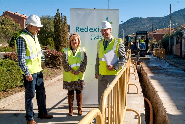 El delegado de Redexis Gas con la alcaldesa de Santa María del Tiétar en su visita las obras.