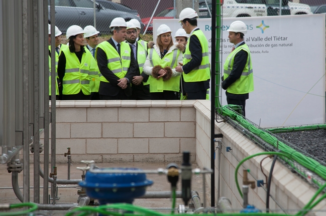 Autoridades presentes en la puesta en marcha de la distribución de gas en Sotillo de la Adrada.