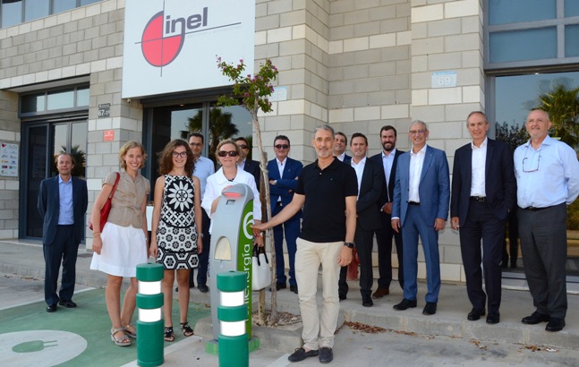 El consejo de administración de Fenie Energía inaugura el primer punto de recarga instalado en la sede de la empresa delegada Inel en Ontiyent (Valencia)