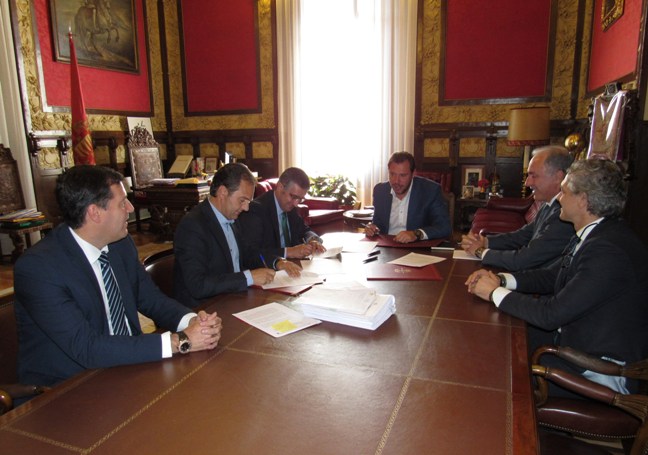 Representantes de Gas Natural Fenosa con miembros del Ayuntamiento vallisoletano