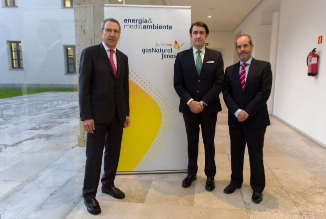 El director general de la Fundación Gas Natural Fenosa, Martí Solà, el consejero de Fomento y Medio Ambiente de la Junta de Castilla y León, Juan Carlos Suárez-Quiñones y el director general de Gas Natural Castilla y León, Juan Antonio Pazos.