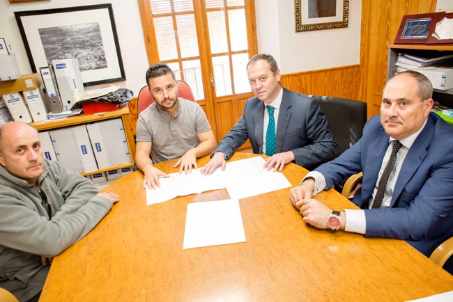 El alcalde de La Adrada con el Delegado de la compañía en Castilla y León, en el centro. 