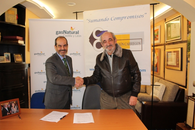 El director general de Gas Natural Castilla y León (a la izquierda) con el presidente de la Fundación Carriegos
