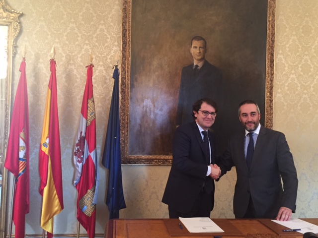 Momento de la firma del acuerdo entre el Alcalde de Salamanca y José Manuel Toral.