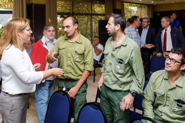 Eva Mancera, directora de distribución en CyL, charla con empleados
